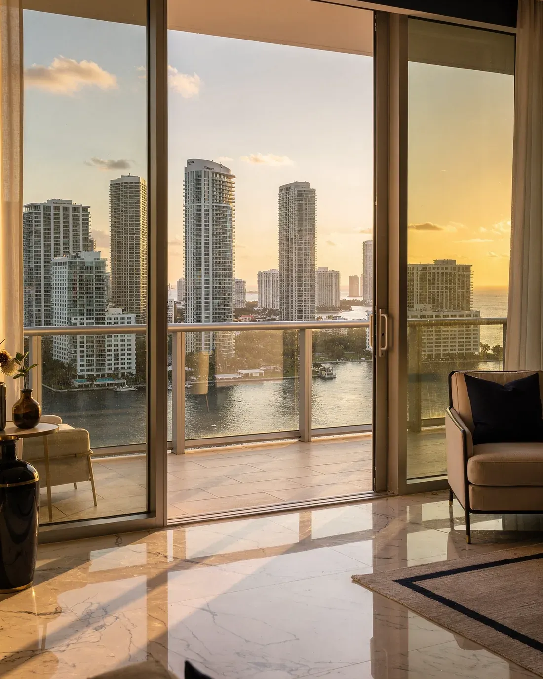 Vista residencial interior hacia el skyline de Brickell, Miami, al atardecer
